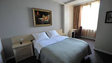 Quarto casal standard, vista para a cidade | Cofres nos quartos, escrivaninha, quartos à prova de som