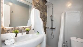 Douche, sĂšche-cheveux, serviettes fournies, savon