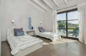 2 chambres, fer et planche à repasser, lit de bébé portatif