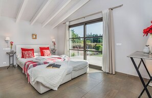 2 bedrooms, iron/ironing board, travel cot, free WiFi