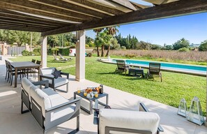 屋外ダイニングエリア