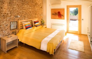 3 chambres, coffres-forts dans les chambres, draps fournis