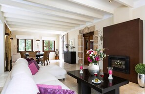 Ping pong - Elegant Villa with Stunning Views and Easy Beach Access (Pollenca)