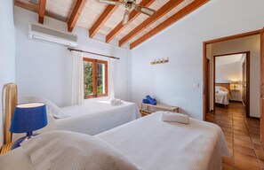 4 bedrooms, iron/ironing board, free WiFi, bed sheets