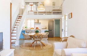 Una Smart TV, un reproductor estéreo