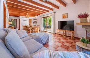 Smart TV, table tennis - Family-Friendly Villa with Beautiful Gardens, Steps away from the Old Town (Pollença)