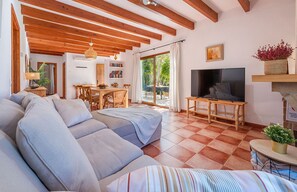 Televisor intel·ligent i taula de tennis de taula 