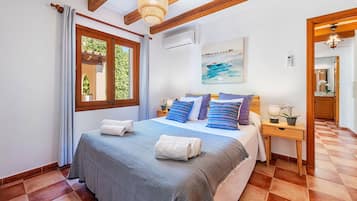 3 slaapkamers, een strijkplank/strijkijzer, gratis wifi, beddengoed