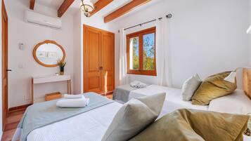 3 bedrooms, iron/ironing board, free WiFi, bed sheets