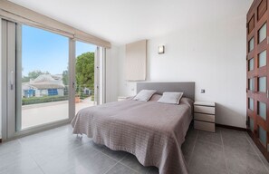 3 slaapkamers, een strijkplank/strijkijzer, gratis wifi, beddengoed