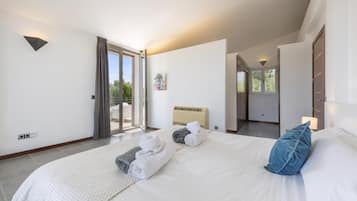 3 bedrooms, in-room safe, iron/ironing board, free WiFi