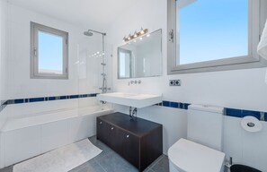 Een douche, een haardroger, handdoeken