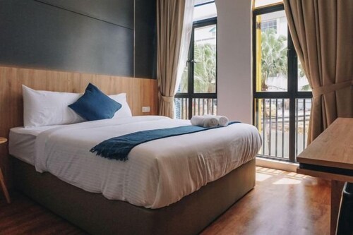 Hotel CIQ, Jalan Trus