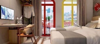 Hotel CIQ, Jalan Trus