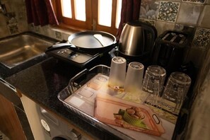 Private kitchen - Vistar Holidays : Two-Bedroom Apartment with Balcony
 (Candolim)