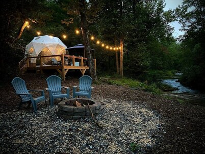 Cozy Creekside Geodome | Hot Shower + WiFi