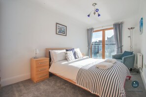 2 slaapkamers, een strijkplank/strijkijzer, internet, beddengoed