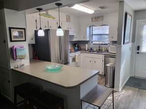 冷蔵庫、電子レンジ、オーブン、コンロ