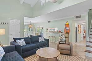 コンドミニアム ベッド (複数台) (Seascape 55B- Surfer Girl) | リビング エリア | テレビ