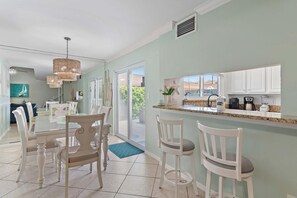 コンドミニアム ベッド (複数台) (Seascape 55B- Surfer Girl) | レストラン