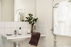 Ducha, toallas, jabón, papel higiénico