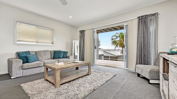 Smart TV - Whale Tales at Caves Beach Villas (Caves Beach)