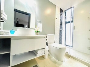 Toallas, jabón, shampoo, papel higiénico