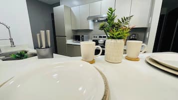 Microondas, horno, cafetera/tetera, utensilios de cocina