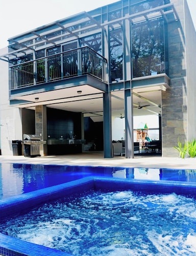 Spacious 3-bedroom apartment with WiFi and AC in welcoming San Pedro Sula