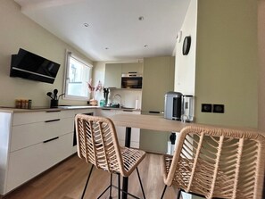 Een koelkast, een microgolfoven, een oven, een kookplaat