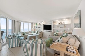 公寓式客房, 多张床 (SeaSpray West 801- Gulf Front) | 起居区 | 电视