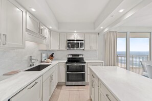 Bloc d'apartaments, diversos llits (SeaSpray West 801- Gulf Front) | Cuina privada | Forn, torradora i tovallons de paper