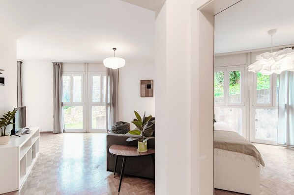 32-inch flat-screen TV with satellite channels - Pink Flat 2 (Chiasso)