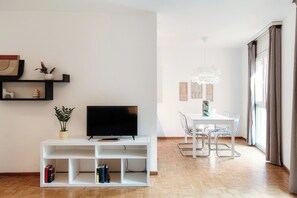 32-inch flat-screen TV with satellite channels - Pink Flat 2  (Chiasso)