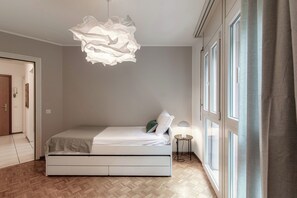 2 bedrooms, down duvets, iron/ironing board, cots/infant beds - Pink Flat 2 (Chiasso)