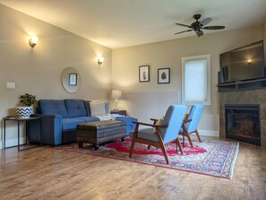TV, fireplace - Stylish 2Bed 2Bath Near Hot Springs! (Radium Hot Springs)