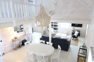 Habitación triple familiar, vistas al jardín | Zona de estar