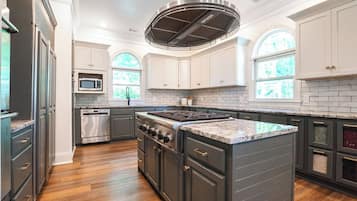 Chambre Triple Familiale, vue colline | Cuisine privée