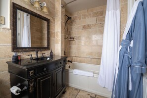 Habitación Confort doble | Baño | Ducha, secador de pelo, toallas y jabón