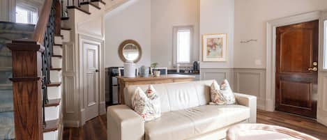 Suite, Balcony, Pool View | Living area