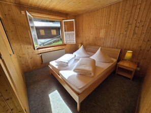 3 bedrooms, WiFi, bed sheets - Charming Louisa (Tavetsch)