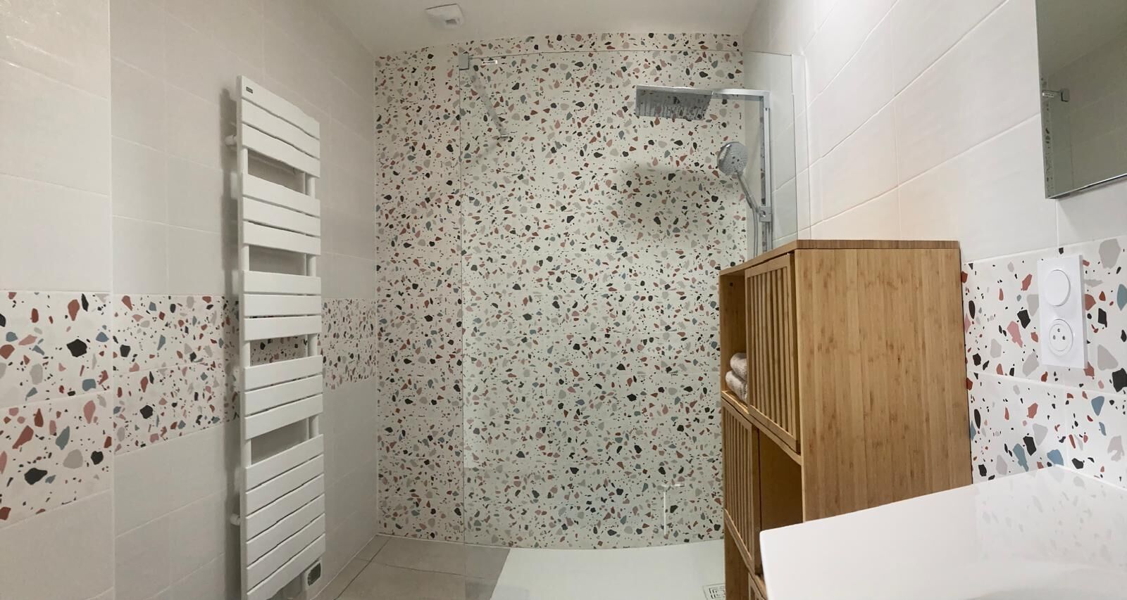 Douche, sèche-cheveux, serviettes fournies, savon