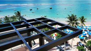 A beach view with clear blue water, boats, and umbrellas. - TEKATETU Hotels&Flats - Makadamia (Ipojuca)