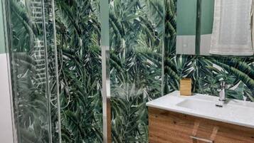 Doccia, asciugacapelli, bidet, asciugamani