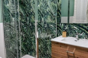 Shower, hair dryer, bidet, towels