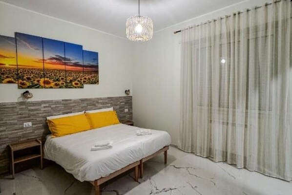 3 habitaciones, escritorio y tabla de planchar con plancha 