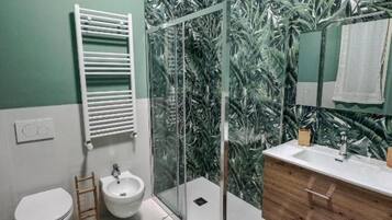 Dusche, Haartrockner, Bidet, Handtücher