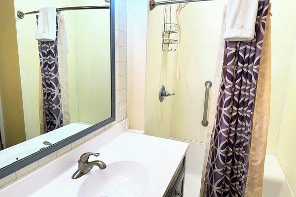 Basic Apartment | Bathroom | Combined shower/tub, rainfall showerhead, free toiletries, towels