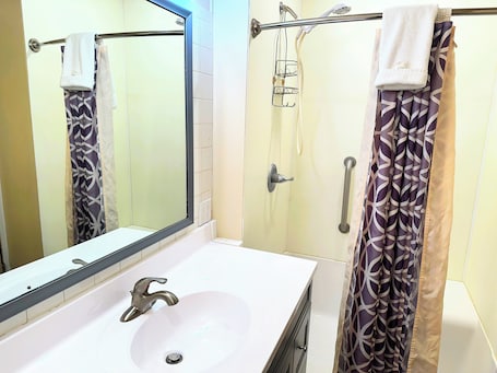 Basic Apartment | Bathroom | Combined shower/bathtub, rainfall showerhead, free toiletries, towels. WESTERNER MOTEL