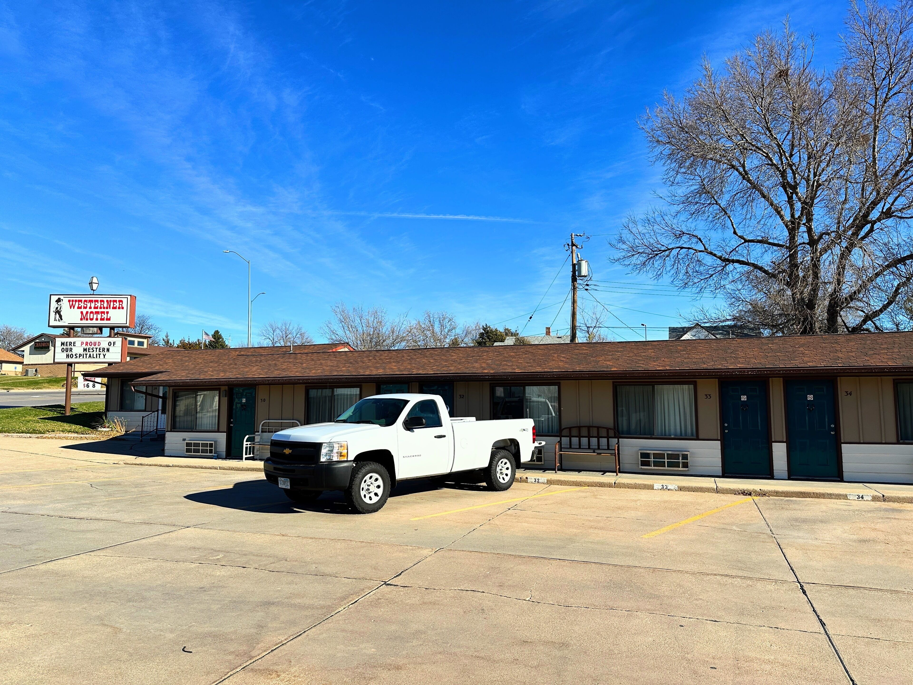 Bagian depan properti - sore/malam